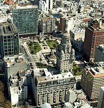The Plaza Independencia ("Independence Square"), in Montevideo, hosts the tomb of Jos&eacute; Artigas, late leader of the Provincia Oriental and the Liga Federal. In front of the square, the Palacio Salvo can be seen.