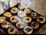 Past&eacute;is de Nata (cream custards).