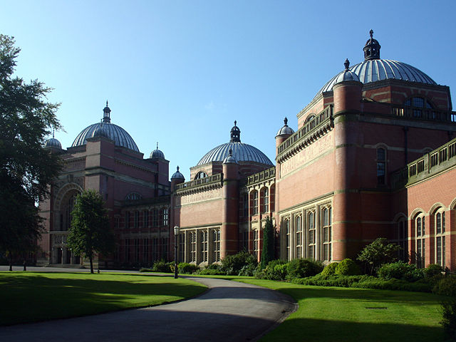 Image:BirminghamUniversityChancellorsCourt.jpg