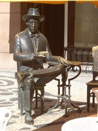 Bronze statue of poet Fernando Pessoa in the Caf&eacute; A Brasileira, in the Chiado neighbourhood.