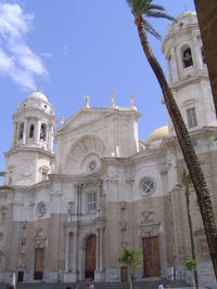 Rococo movement enlivens the fa&ccedil;ade of the Cathedral, C&aacute;diz