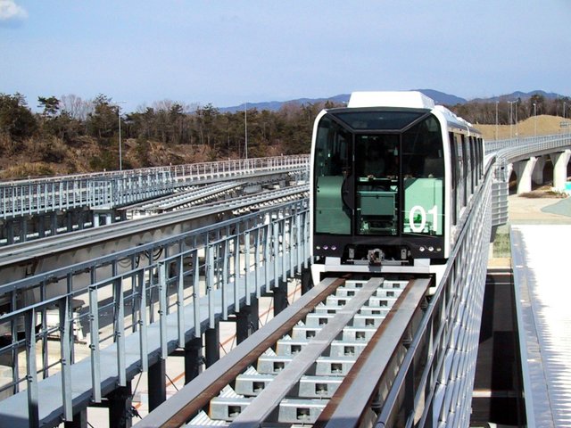 Image:Linimo approaching Banpaku Kinen Koen, towards Fujigaoka Station.jpg