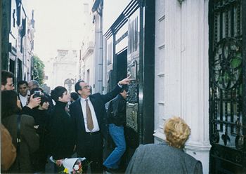Liza Minnelli reading the plaque on Eva Per&oacute;n's tomb, 1993. In the early 1980s, Minnelli was considered for the lead role in the movie version of the musical Evita.
