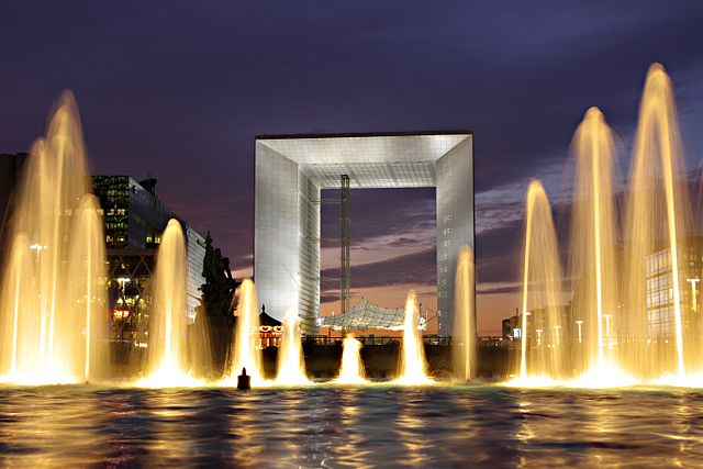 Image:Grande Arche de La D&eacute;fense et fontaine.jpg