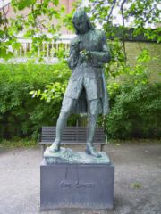 Statue of Linn&eacute; outside the city library in Lund