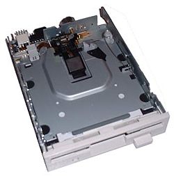 The 3&frac12;-inch floppy disk drive automatically engages when the user inserts a disk, and disengages and ejects with the press of the eject button. On Macintoshes with built-in floppy drives, the disk is ejected by a motor (similar to a VCR) instead of manually; there is no eject button. The disk's desktop icon is dragged onto the Trash icon to eject a disk.